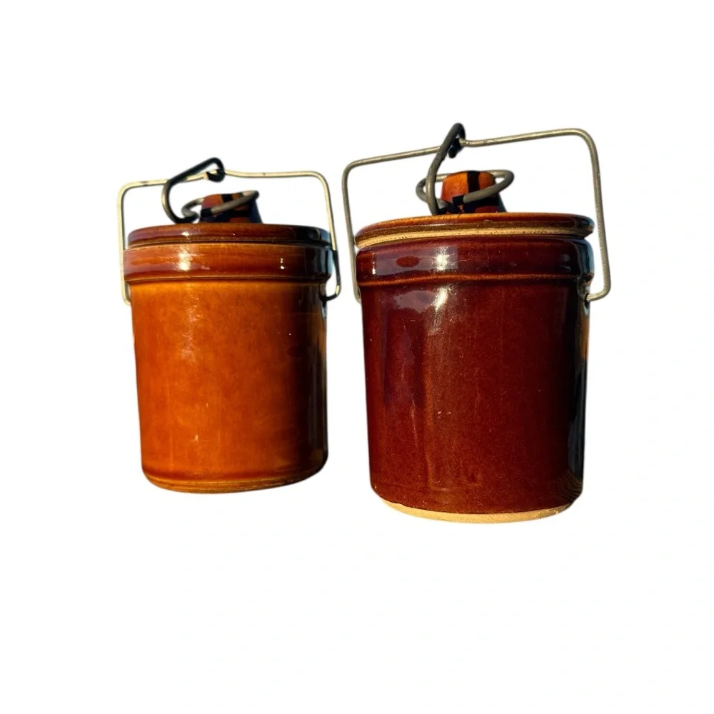 PAIR OF VINTAGE BROWN STONEWARE CROCK JARS WITH LIDS & METAL HANDLES - Picture 3 of 12